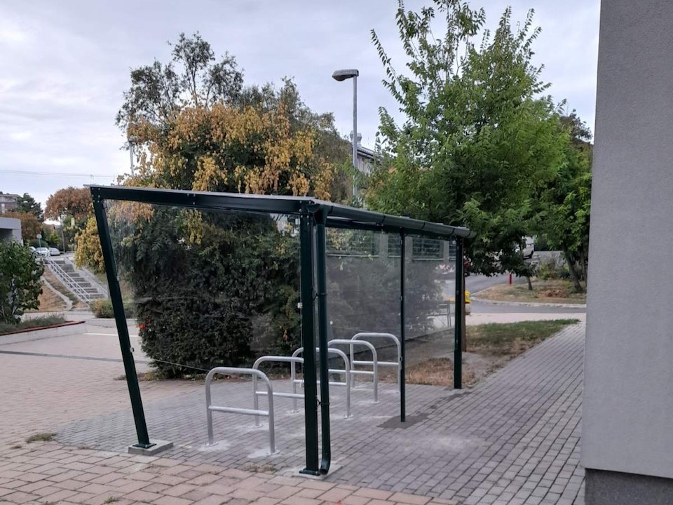 Modern városi fedett kerékpártároló